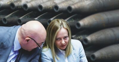 Copertina di Il governo ci prova: contratti per le armi più rapidi e segreti