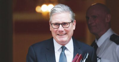 Copertina di Starmer e l’anno da incubo, tra scandali  e politiche di destra: il consenso va a picco