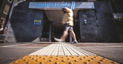 Copertina di Aspi: debiti, dividendi, lavori   “Così truffarono il governo”