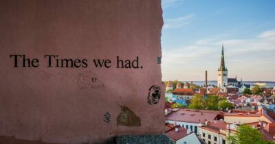 Copertina di Benvenuta all’estate con 14 simpaticissimi gradi, riti d’amore e saune nell’igloo: siamo a stati a Tallin per una vacanza da fiaba (o quasi)