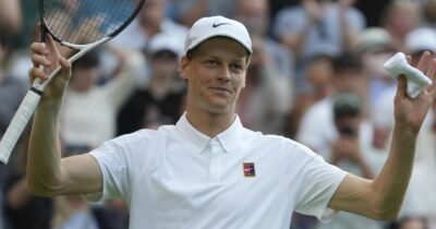 Copertina di Wimbledon 2025, Sinner va di corsa agli ottavi: battuto Martinez in tre set in un match senza storia