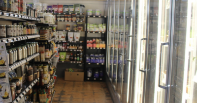 Copertina di 70enne rapina un supermercato con un fucile a canne mozze, poi scappa con un scooter rubato il giorno prima. La polizia lo riconosce (anche) perché zoppicante