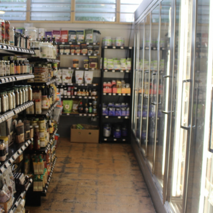 70enne rapina un supermercato con un fucile a canne mozze, poi scappa con un scooter rubato il giorno prima. La polizia lo riconosce (anche) perché zoppicante