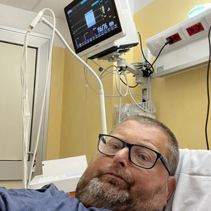 Mario Adinolfi ricoverato in ospedale dopo il rientro dall’Isola dei Famosi: “Perdere decine di chili di peso ha le sue controindicazioni”