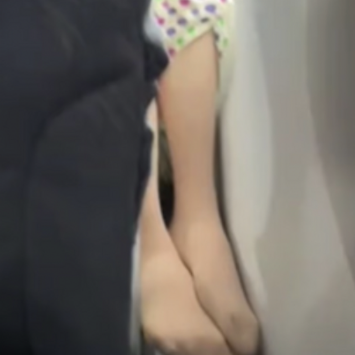 “Appena l’aereo è decollato sono stata svegliata dal cattivo odore”, “Chi si imbarca senza fare la doccia dovrebbe essere arrestato”: i video su TikTok