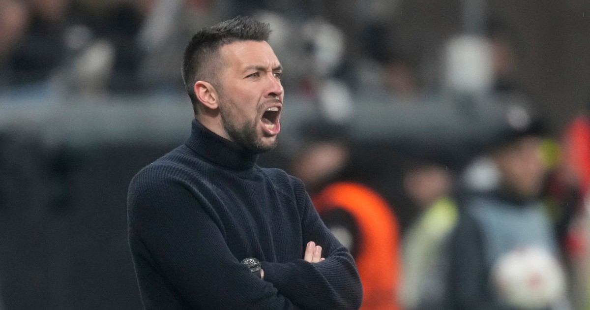Farioli è il nuovo allenatore del Porto: “Giocheremo un calcio coraggioso, la mia mentalità non è negoziabile” Farioli è il nuovo allenatore del Porto: “Giocheremo un calcio coraggioso, la mia mentalità non è negoziabile”