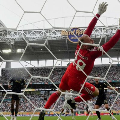 Copertina di Caldo, stanchezza e match mediocri. Ma il calcio vince