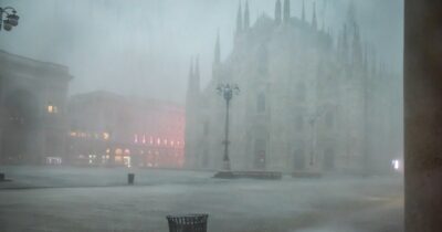 Copertina di Violento nubifragio si abbatte su Milano, tempesta di acqua e grandine nel Nord Italia. Morta una donna travolta da un albero