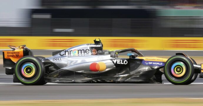 Formula 1, a Silverstone vince Norris. Doppietta McLaren tra pioggia, safety car e penalità. Ferrari fuori dal podio