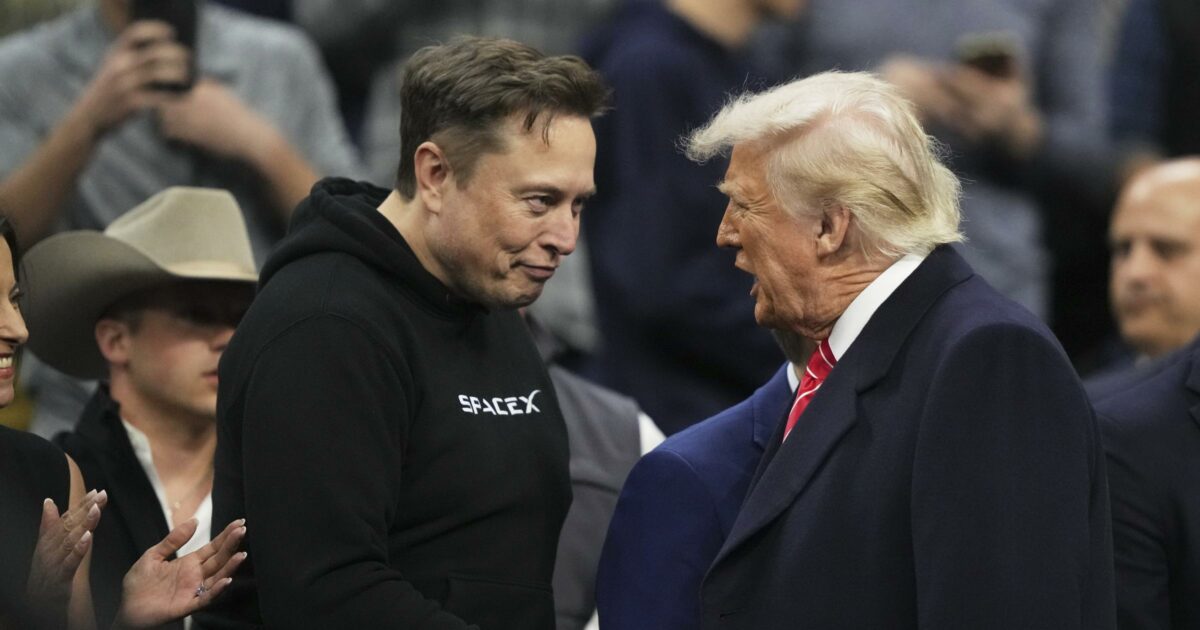 Trump contro Musk: “Fonda un partito? Ridicolo”. Bannon sta col tycoon e il Ceo di Tesla lo attacca: “Ubriacone” Trump contro Musk: “Fonda un partito? Ridicolo”. Bannon sta col tycoon e il Ceo di Tesla lo attacca: “Ubriacone”