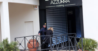 Copertina di Strage di Corinaldo, irreperibile anche la fidanzata di Andrea Cavallari: era insieme a lui dopo la laurea
