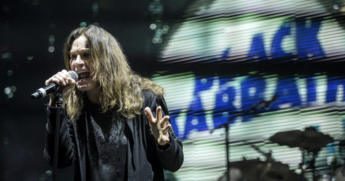 “Non so che dire, sono stato a letto per sei anni. Dopo questo show posso morire sereno”: Ozzy Osbourne malato di Parkinson dà l’addio al suo pubblico “Non so che dire, sono stato a letto per sei anni. Dopo questo show posso morire sereno”: Ozzy Osbourne malato di Parkinson dà l’addio al suo pubblico