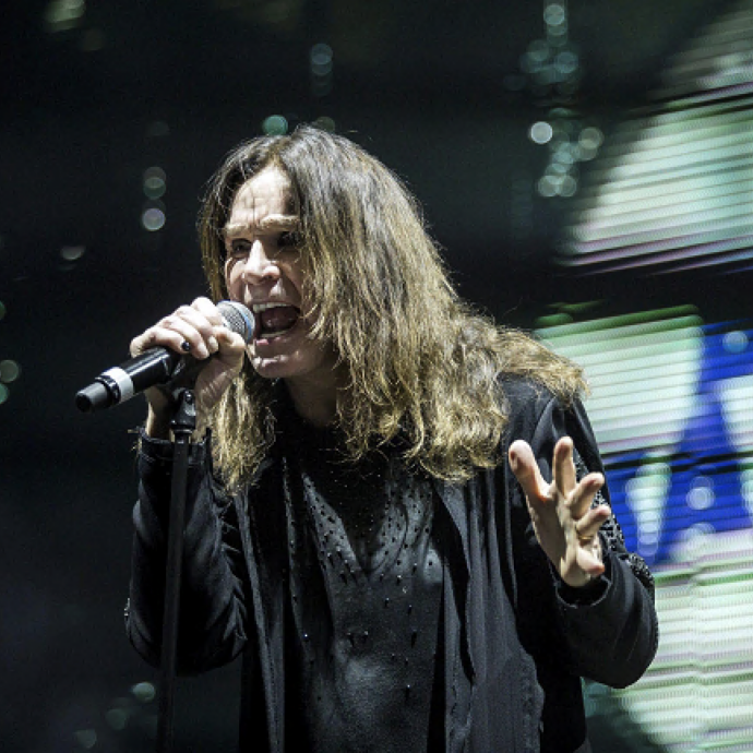 “Non so che dire, sono stato a letto per sei anni. Dopo questo show posso morire sereno”: Ozzy Osbourne malato di Parkinson dà l’addio al suo pubblico