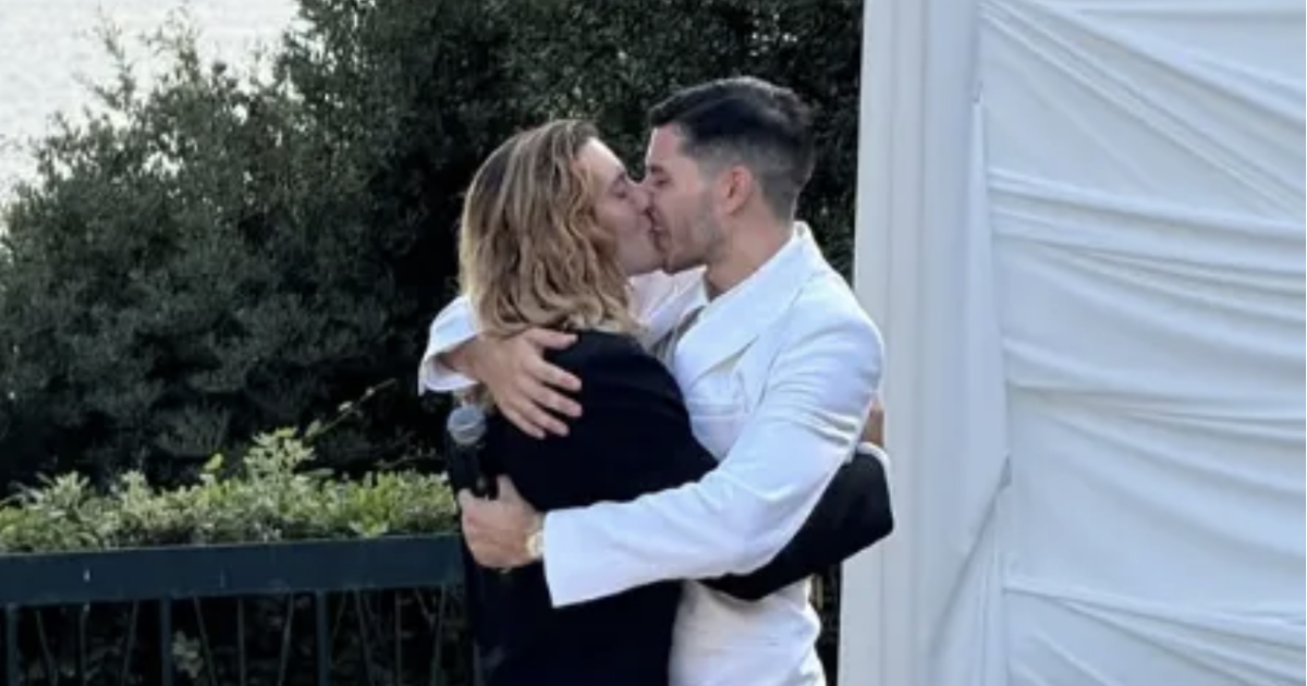 L’ex ballerino di “Amici” Gabriele Esposito ha sposato Andrea Pappalettera e Jovanotti canta al matrimonio L’ex ballerino di “Amici” Gabriele Esposito ha sposato Andrea Pappalettera e Jovanotti canta al matrimonio