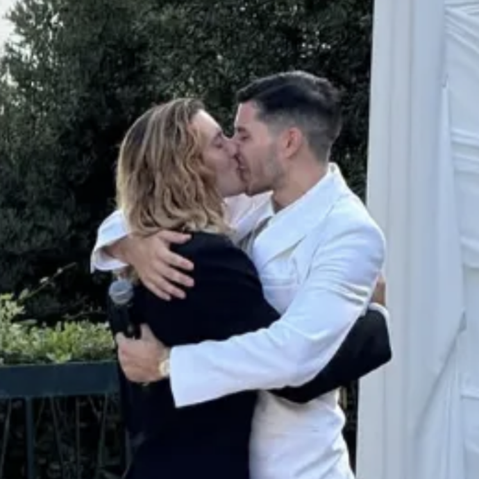 L’ex ballerino di “Amici” Gabriele Esposito ha sposato Andrea Pappalettera e Jovanotti canta al matrimonio
