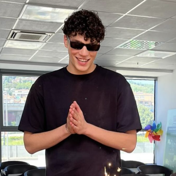 “Più ansia che ad Amici, nella busta per l’orale un’immagine dell’età vittoriana”: il cantante Nicolò Filippucci ha superato l’esame di maturità