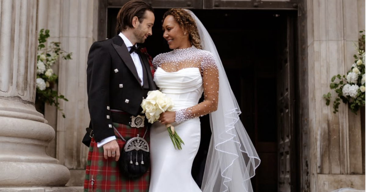 Mel B si sposa con il parrucchiere Rory McPhee (in kilt), l’assenza di Geri Halliwell fa discutere: “Colpa di una rivelazione intima” Mel B si sposa con il parrucchiere Rory McPhee (in kilt), l’assenza di Geri Halliwell fa discutere: “Colpa di una rivelazione intima”