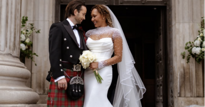 Copertina di Mel B si sposa con il parrucchiere Rory McPhee (in kilt), l’assenza di Geri Halliwell fa discutere: “Colpa di una rivelazione intima”