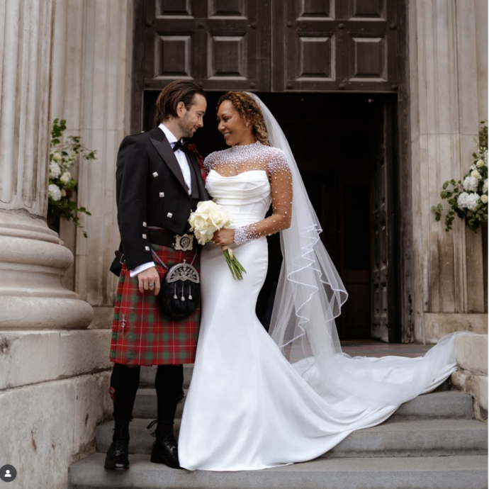 Mel B si sposa con il parrucchiere Rory McPhee (in kilt), l’assenza di Geri Halliwell fa discutere: “Colpa di una rivelazione intima”