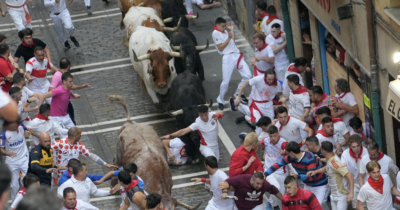 Copertina di Via alla prima corsa con i tori a San Fermin a Pamplona: sei persone hanno riportato contusioni – IL VIDEO