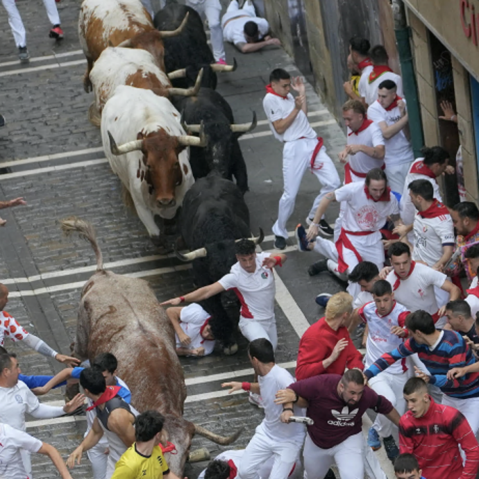 Via alla prima corsa con i tori a San Fermin a Pamplona: sei persone hanno riportato contusioni – IL VIDEO