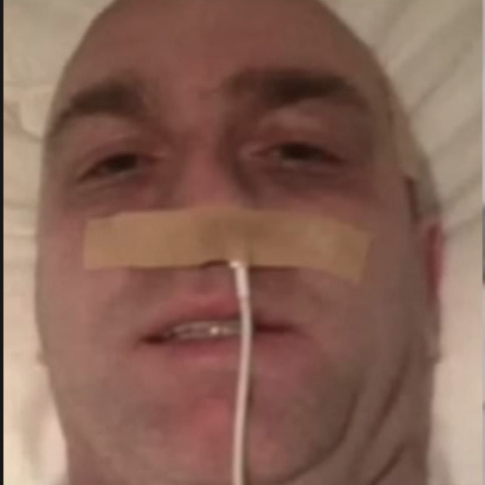 “Ha finto di avere un cancro terminale per ottenere soldi dai fan. Si infilava nel naso il filo delle cuffie come un sondino”: DJ Carey accusato di frode