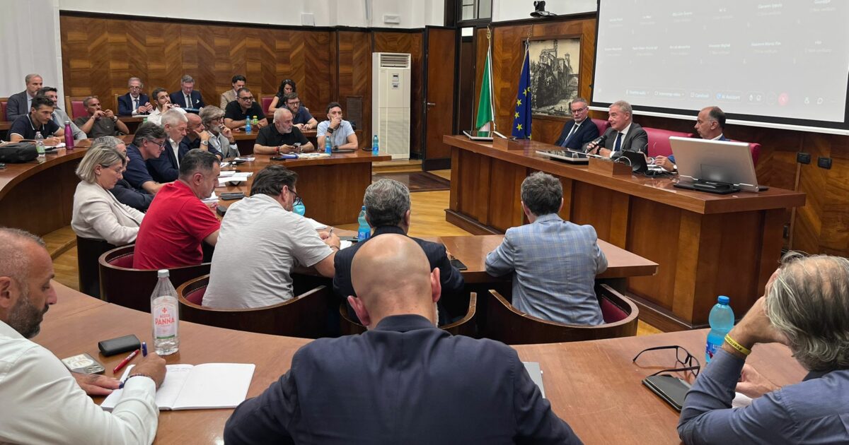 Ilva, Urso alla vigilia dell’incontro “no stop” con gli enti locali sull’accordo di programma: “La scelta spetta a Taranto” Ilva, Urso alla vigilia dell’incontro “no stop” con gli enti locali sull’accordo di programma: “La scelta spetta a Taranto”