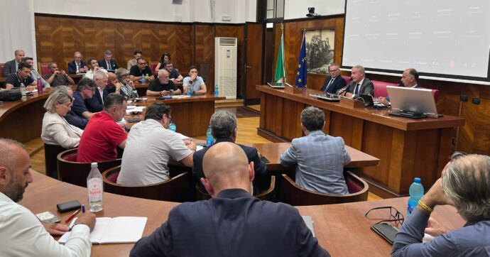 Ilva, Urso alla vigilia dell’incontro “no stop” con gli enti locali sull’accordo di programma: “La scelta spetta a Taranto”