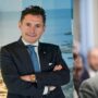 Copertina di Fioravanti (Ascoli) il sindaco più gradito, Lagalla (Palermo) ultimo. Fedriga ancora in testa tra i governatori. La classifica