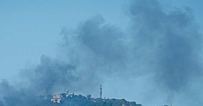 Incendio a Fiumicino: in fiamme capannoni e rifiuti. Alta colonna di fumo nero