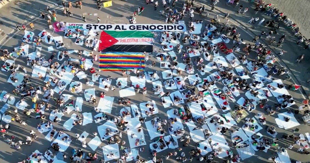 Napoli col flash mob ha risposto in modo esemplare al genocidio di Gaza. Al contrario del sindaco Napoli col flash mob ha risposto in modo esemplare al genocidio di Gaza. Al contrario del sindaco