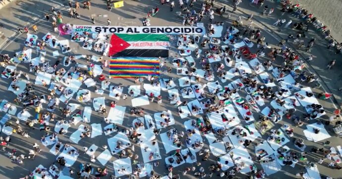 Napoli col flash mob ha risposto in modo esemplare al genocidio di Gaza. Al contrario del sindaco