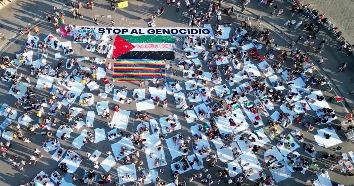 corpi distesi in memoria delle vittime di gaza il flash mob a napoli video