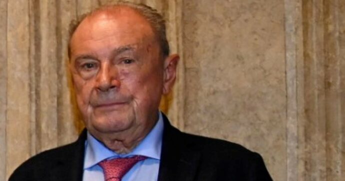 Il patteggiatore Luigi Grillo che premia i giornalisti