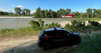 Copertina di Bloccati su un isolotto nel Piave in piena: salvi