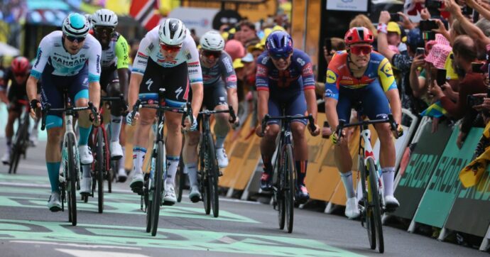 Tour de France, Milan beffato da Merlier: volata al fotofinish nella tappa delle cadute