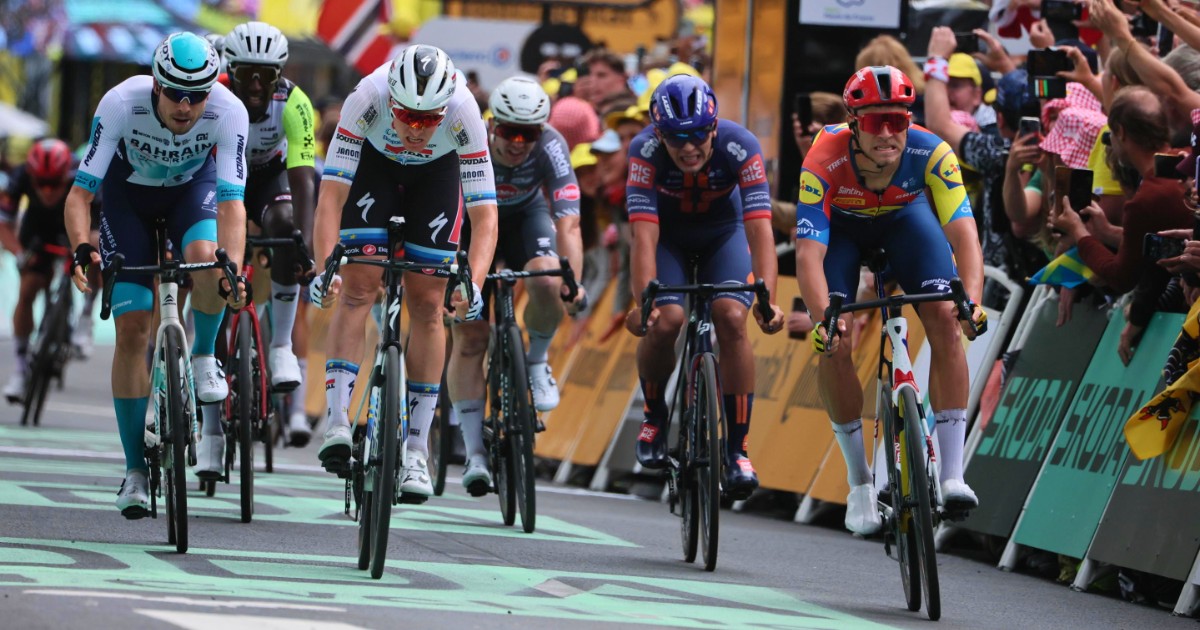 Tour de France, Milan beffato da Merlier: volata al fotofinish nella tappa delle cadute Tour de France, Milan beffato da Merlier: volata al fotofinish nella tappa delle cadute