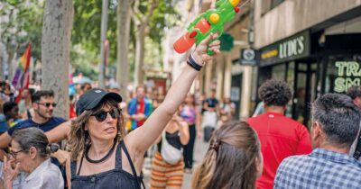 Copertina di Airbnb guerrilla, la resistenza contro l’overtourism