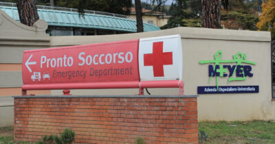 Copertina di Grosseto, 13enne ucraino muore dopo una caduta dal balcone: era arrivato in Italia da pochi giorni