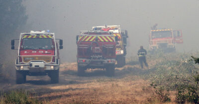 Copertina di Marsiglia brucia: maxi-incendio in città. Chiuso l’aeroporto, stop ai treni e ospedale senza elettricità