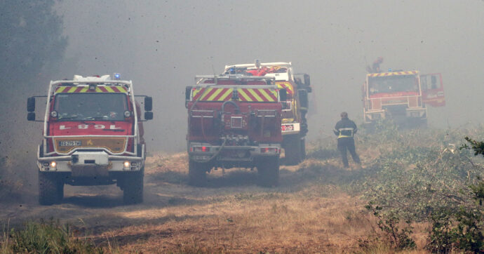 Marsiglia brucia: maxi-incendio in città. Chiuso l’aeroporto, stop ai treni e ospedale senza elettricità