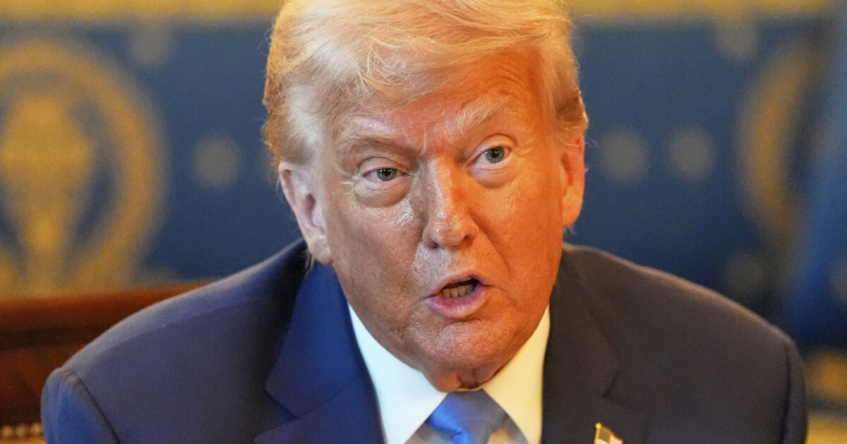 Trump accusa Putin: “Dice un sacco di stronzate, sta uccidendo molti uomini”. E cambia idea sullo stop alle armi a Kiev Trump accusa Putin: “Dice un sacco di stronzate, sta uccidendo molti uomini”. E cambia idea sullo stop alle armi a Kiev