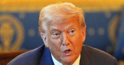 Copertina di Trump cambia idea sullo stop alle armi a Kiev. E accusa Putin: “Dice un sacco di stronzate, sta uccidendo molti uomini”