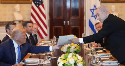 Copertina di Gaza, Netanyahu a cena con Trump candida il tycoon al Nobel per la pace. Il presidente Usa: “Hamas vuole la tregua”