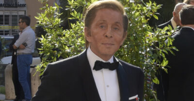 Copertina di Tentano una rapina nella villa di Valentino Garavani a Roma mentre lo stilista è in casa: ladri messi in fuga a colpi di pistola, è caccia alla “banda della Panda”