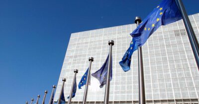 Copertina di Report della commissione Ue: “Dall’Italia progressi limitati o nulli su conflitti di interessi e lobby”. Libertà di stampa: richiami su caso Paragon ed emendamento Costa