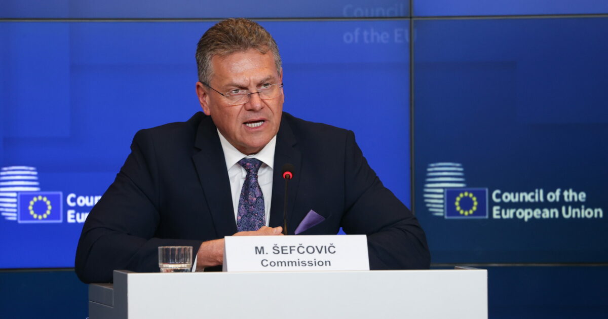 Dazi, la proposta Usa all’Ue: “Tariffa base del 10% su tutto, eccezioni per settori sensibili come alcolici e aerei” Dazi, la proposta Usa all’Ue: “Tariffa base del 10% su tutto, eccezioni per settori sensibili come alcolici e aerei”
