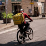 Copertina di Rider al lavoro nonostante il caldo estremo, gli esiti dei controlli degli ispettori del lavoro