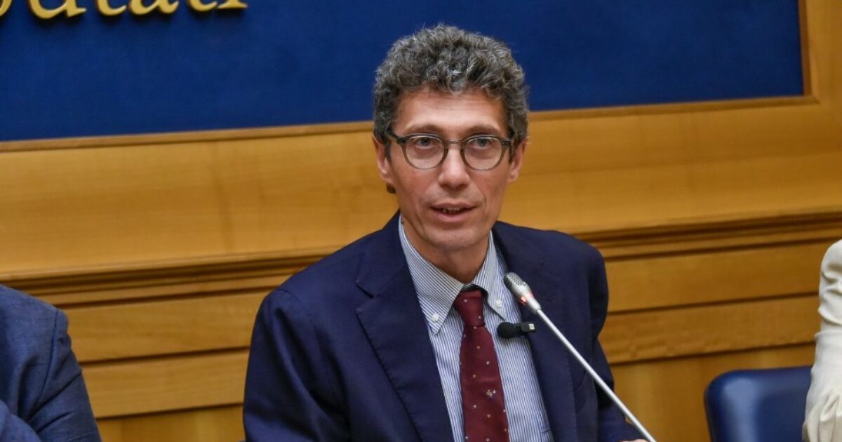 Magi vestito da fantasma alla Camera, rischia due giorni di interdizione: “Rivendico la mia azione politica” Magi vestito da fantasma alla Camera, rischia due giorni di interdizione: “Rivendico la mia azione politica”