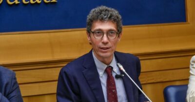 Copertina di Magi vestito da fantasma alla Camera, rischia due giorni di interdizione: “Rivendico la mia azione politica”